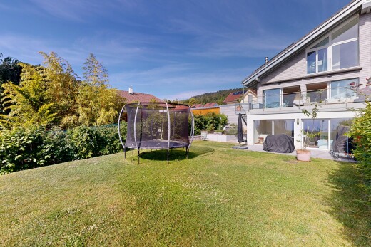 façade avec trampoline, from property, balcon, day time, et pelouse