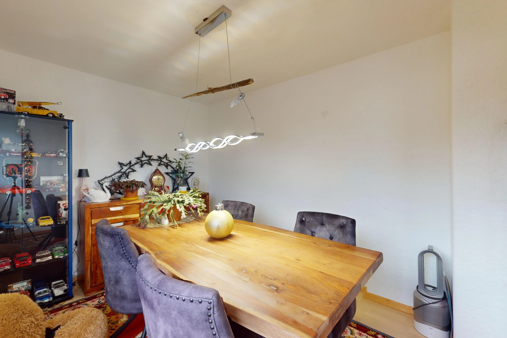 salle à manger avec plancher de bois
