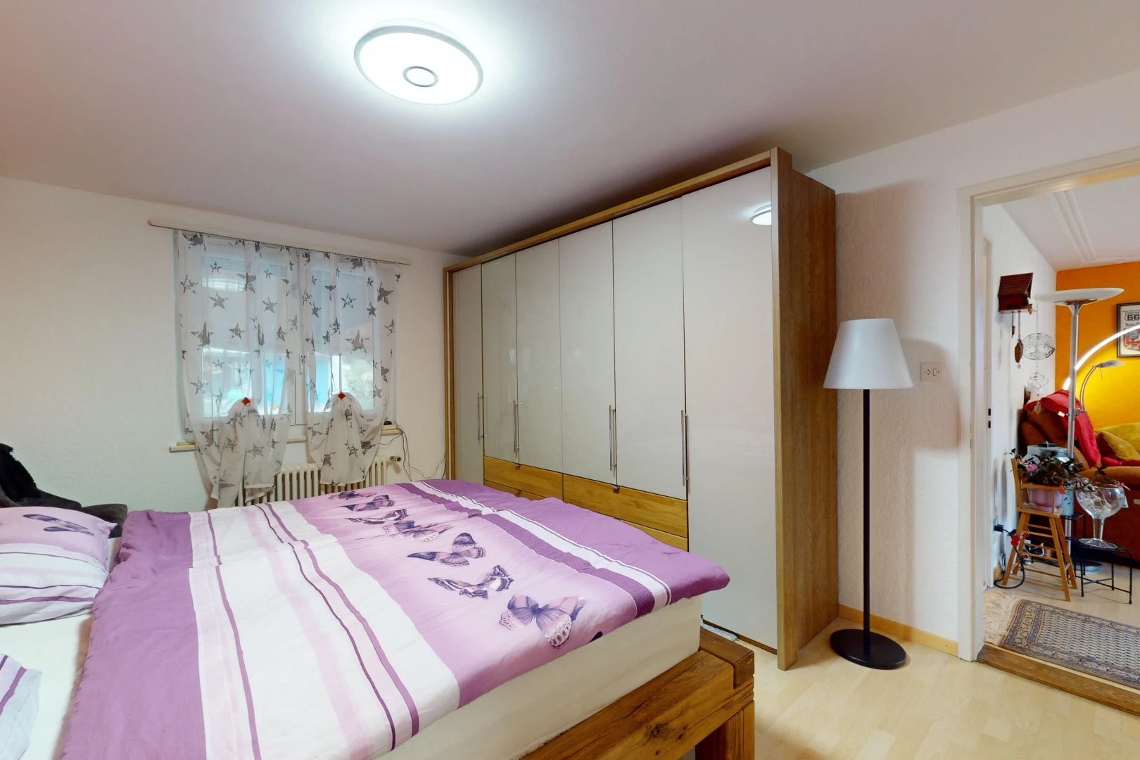 chambre avec plancher de bois