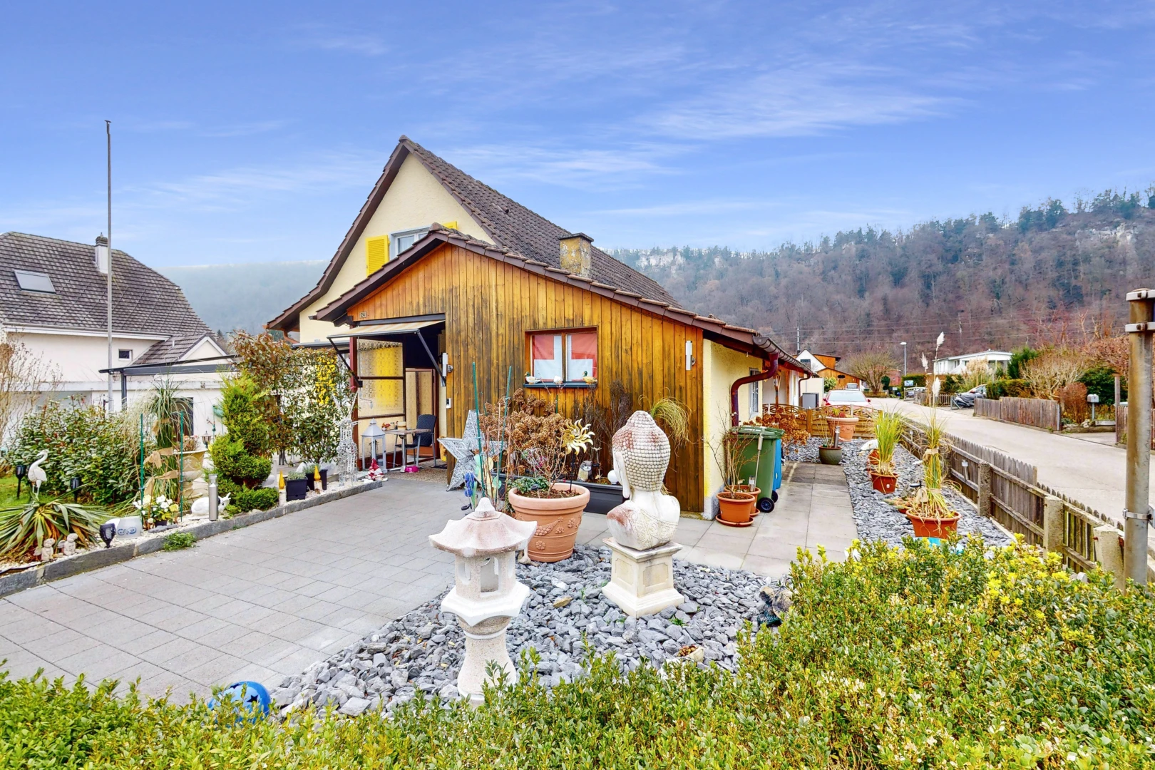 façade avec vue sur la montagne, patio, et fontaine