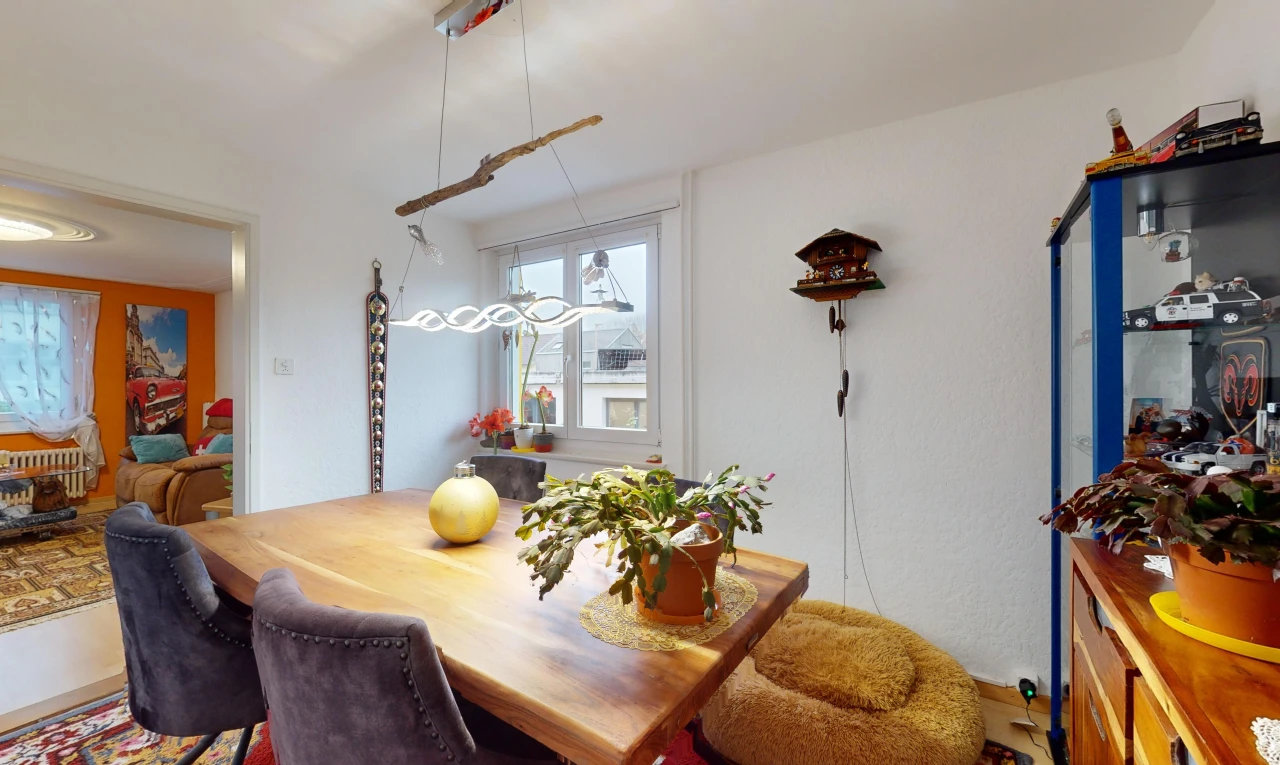 salle à manger avec lumière naturelle