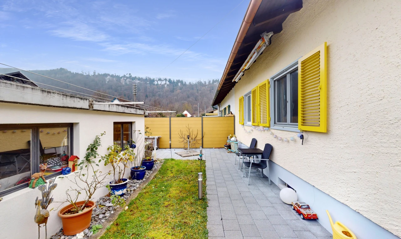 jardin avec patio, clôture, et vue sur la montagne
