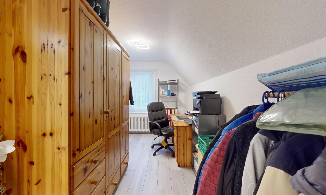 bureau avec plafond bas, lumière naturelle, plafond voûté, et plancher de bois
