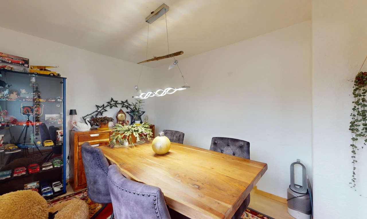 salle à manger avec plancher de bois