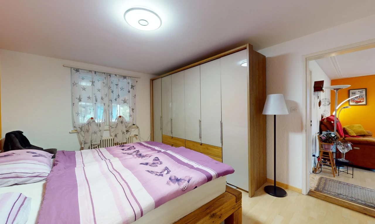 chambre avec plancher de bois