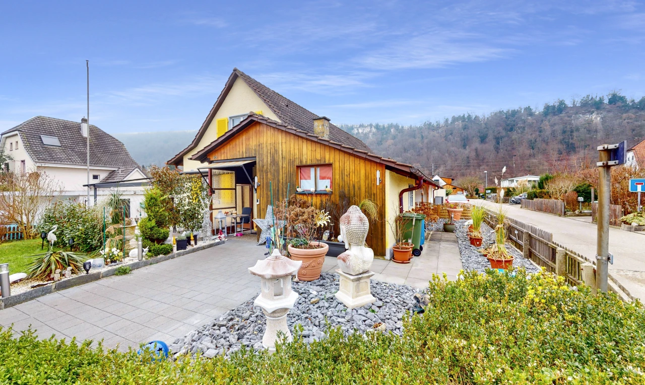 façade avec vue sur la montagne, patio, et fontaine