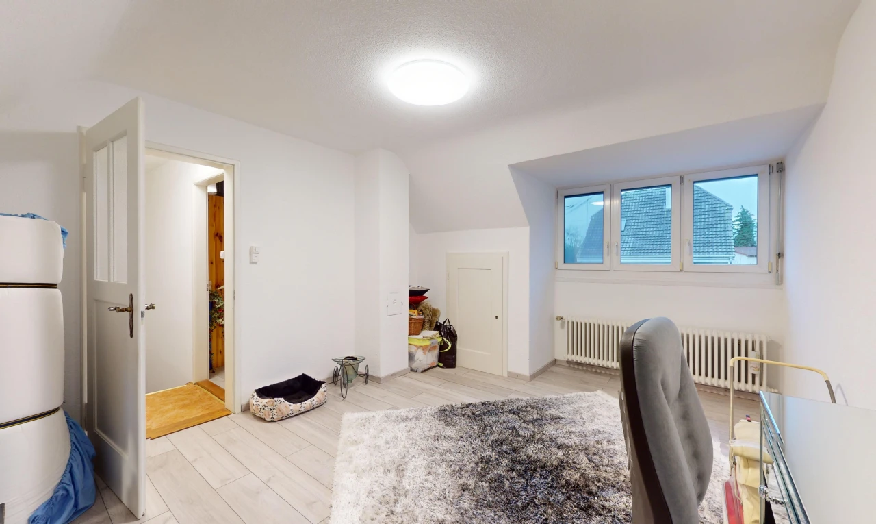espace intérieur avec plafond voûté, plancher de bois, radiateur, et lumière naturelle