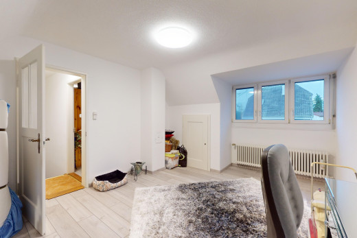 espace intérieur avec plafond voûté, plancher de bois, radiateur, et lumière naturelle