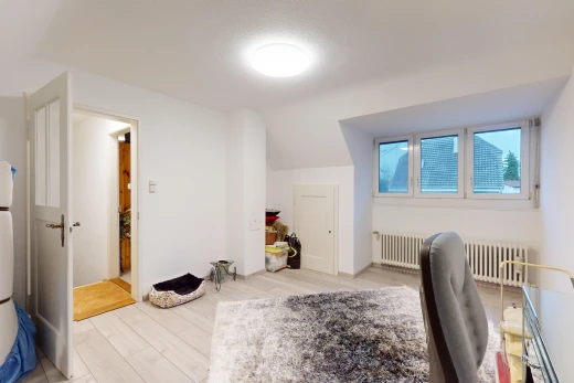 espace intérieur avec plafond voûté, plancher de bois, radiateur, et lumière naturelle