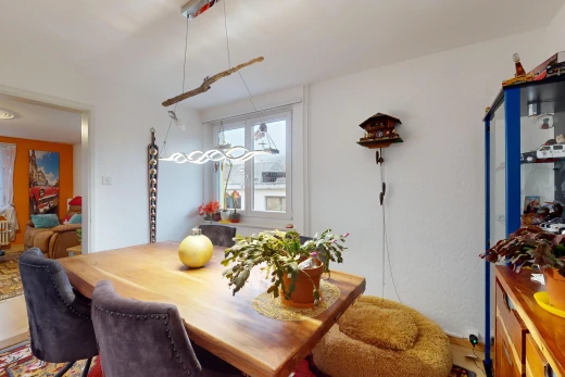 salle à manger avec lumière naturelle