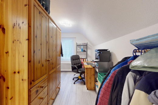 bureau avec plafond bas, lumière naturelle, plafond voûté, et plancher de bois