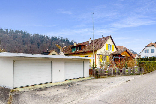 façade avec clôture, structure extérieure, et garage détaché