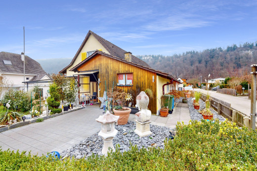façade avec vue sur la montagne, patio, et fontaine
