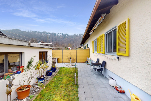 jardin avec patio, clôture, et vue sur la montagne