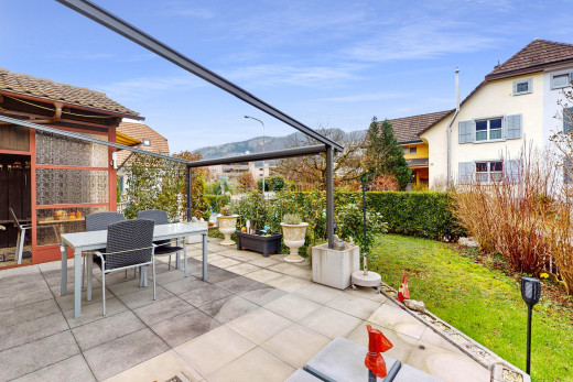 terrasse avec patio et vue sur la montagne