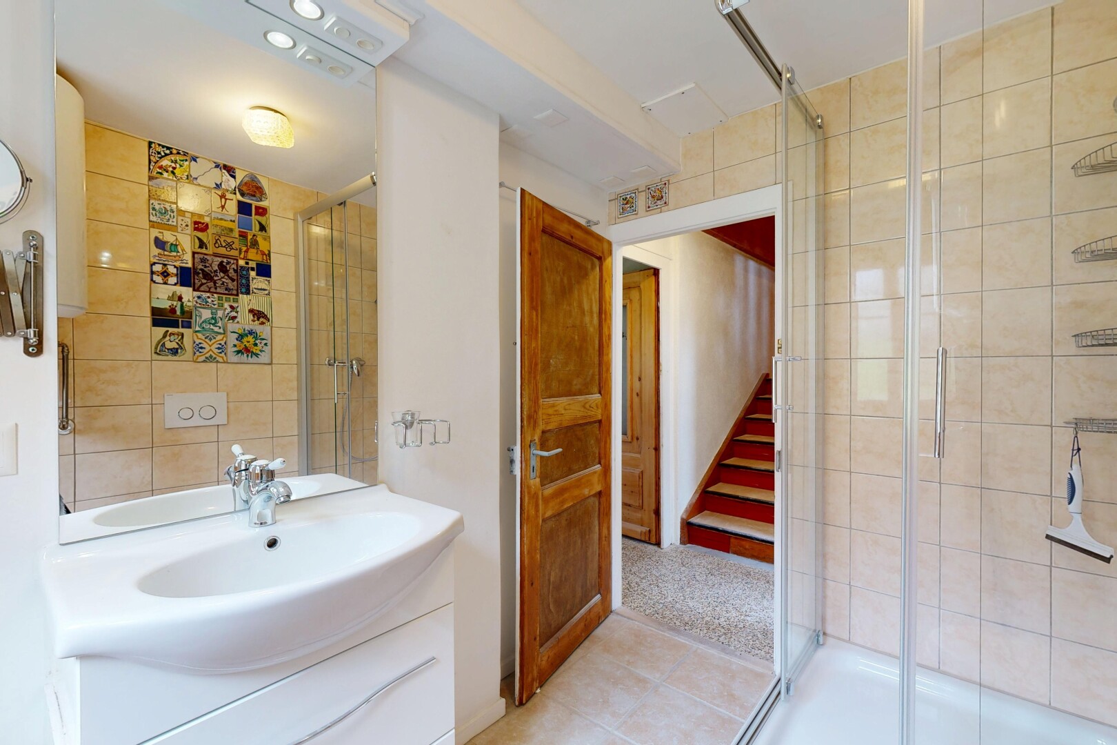 salle de bains avec miroir, douche, salle de bain complète, lavabo (ou coiffeuse selon le contexte), et inside property