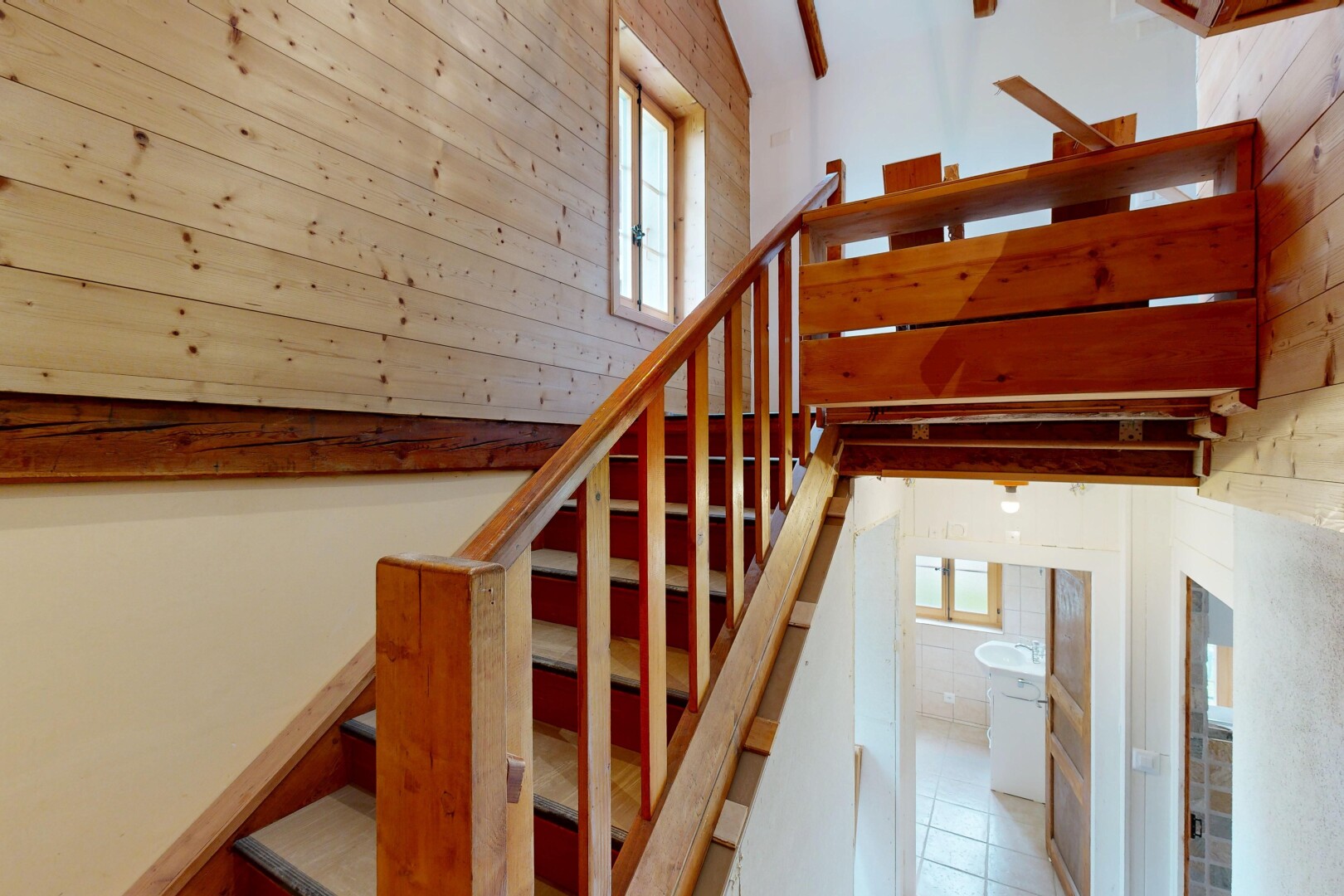 escaliers avec lumière naturelle, natural light, escaliers, inside property, et mur en bois