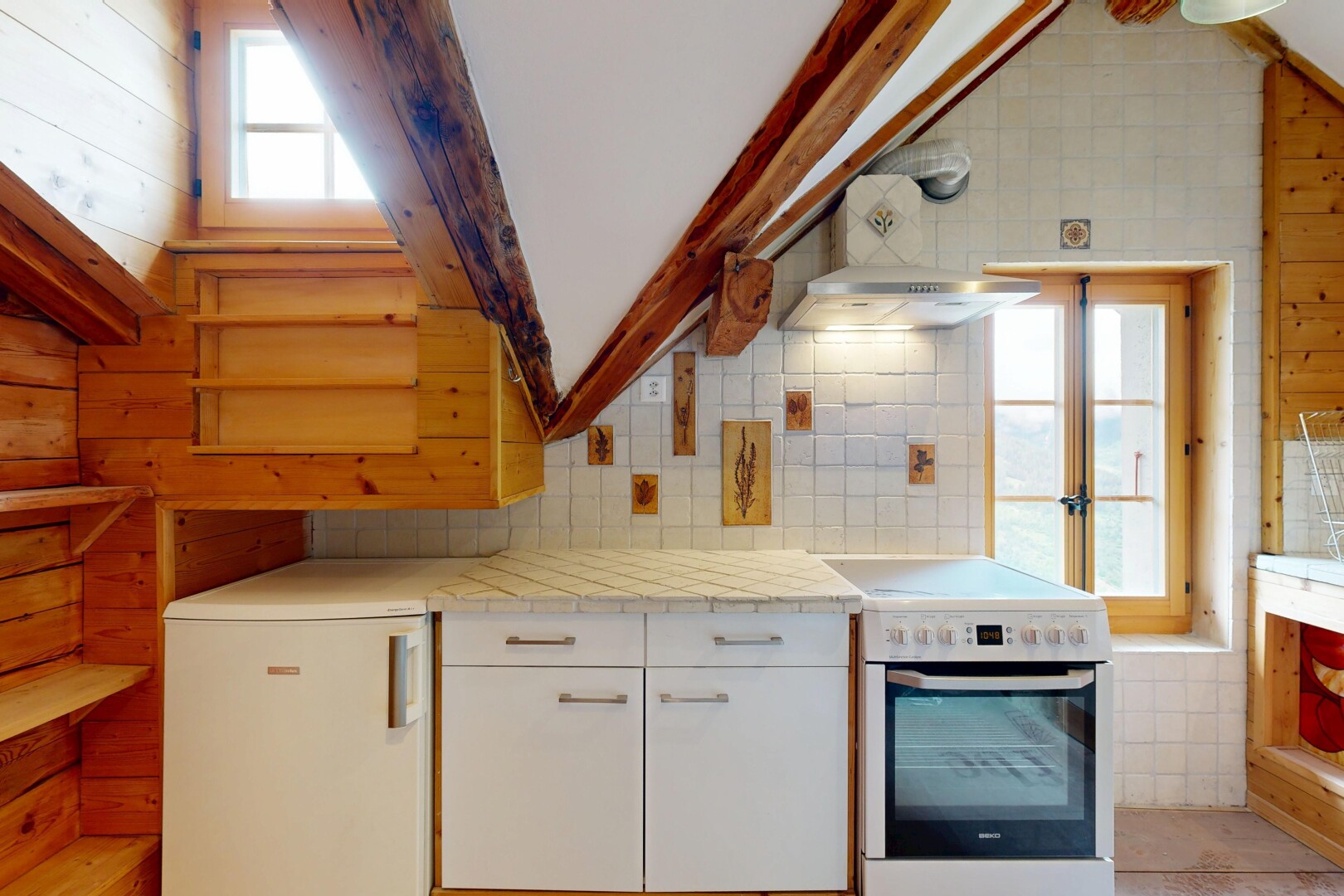 cuisine avec lumière naturelle, natural light, cuisinière, light floor, et light countertops