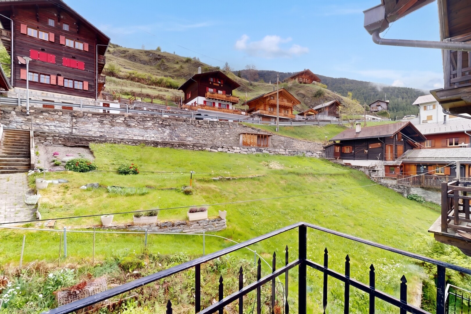 vue sur la montagne avec from property et day time