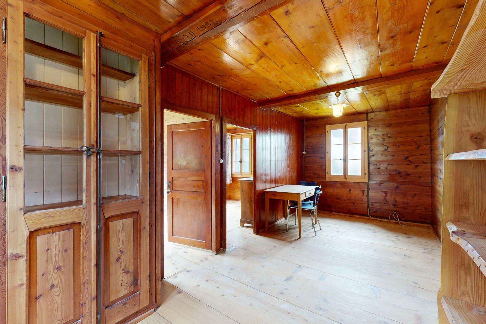 salle à manger avec plafond en bois, wood ceiling, sol en finition bois, wood finish floor, et hardwood floor