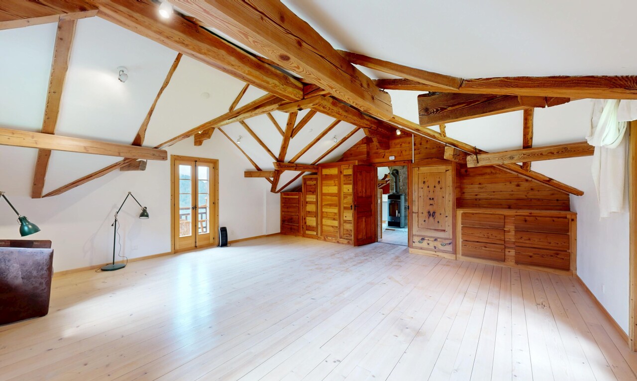 pièce vide avec sol en finition bois, wood finish floor, inside property, lumière naturelle, et natural light