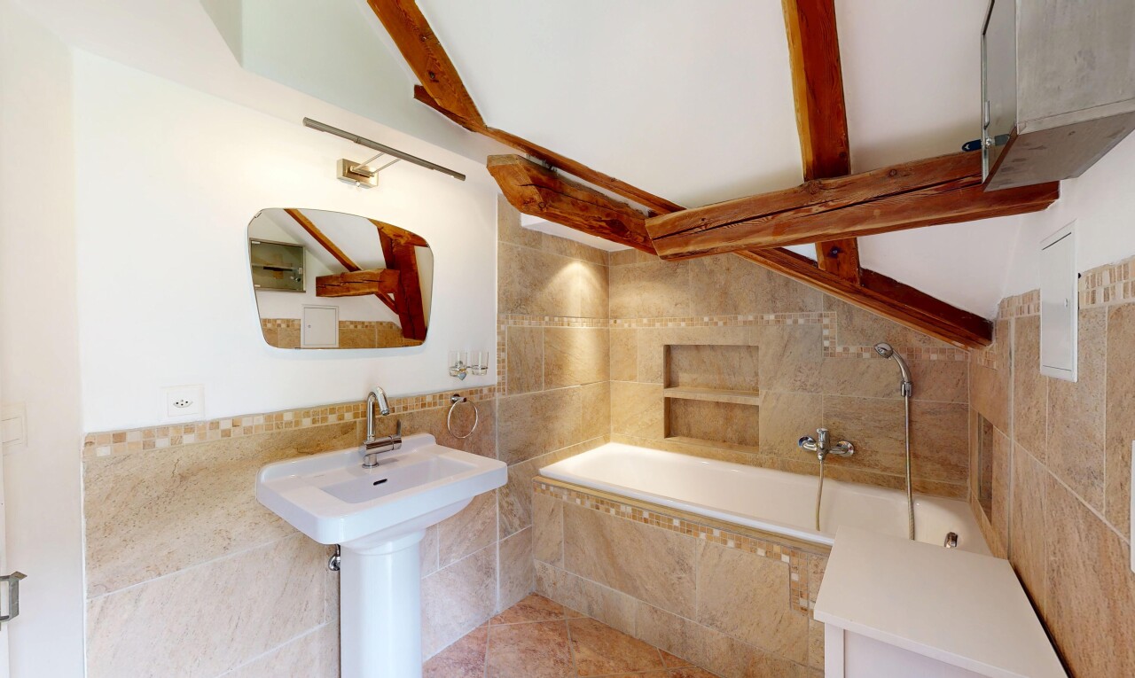 salle de bains avec mur en carrelage, tile wall, salle de bain complète, miroir, et inside property