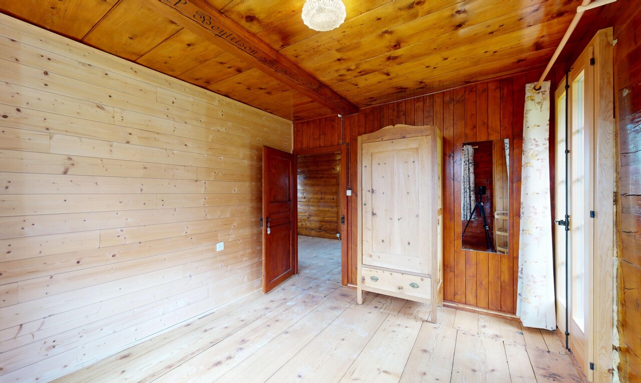 pièce vide avec hardwood floor, wood finish floor, sol en finition bois, wood wall, et mur en bois