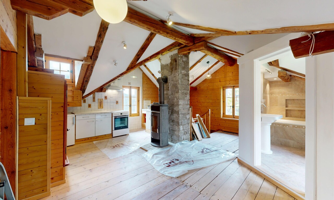 cuisine avec armoires blanches, white cabinets, sol en finition bois, wood finish floor, et hardwood floor