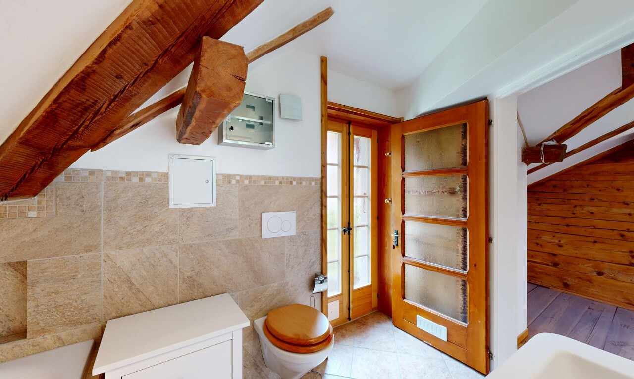 salle de bains avec inside property, tile wall, mur en carrelage, drywall, et cloison sèche