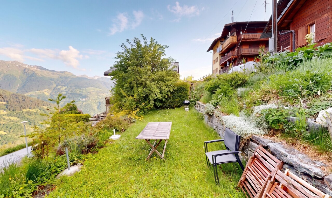 jardin avec vue sur la montagne, mountain view, day time, pelouse, et from property