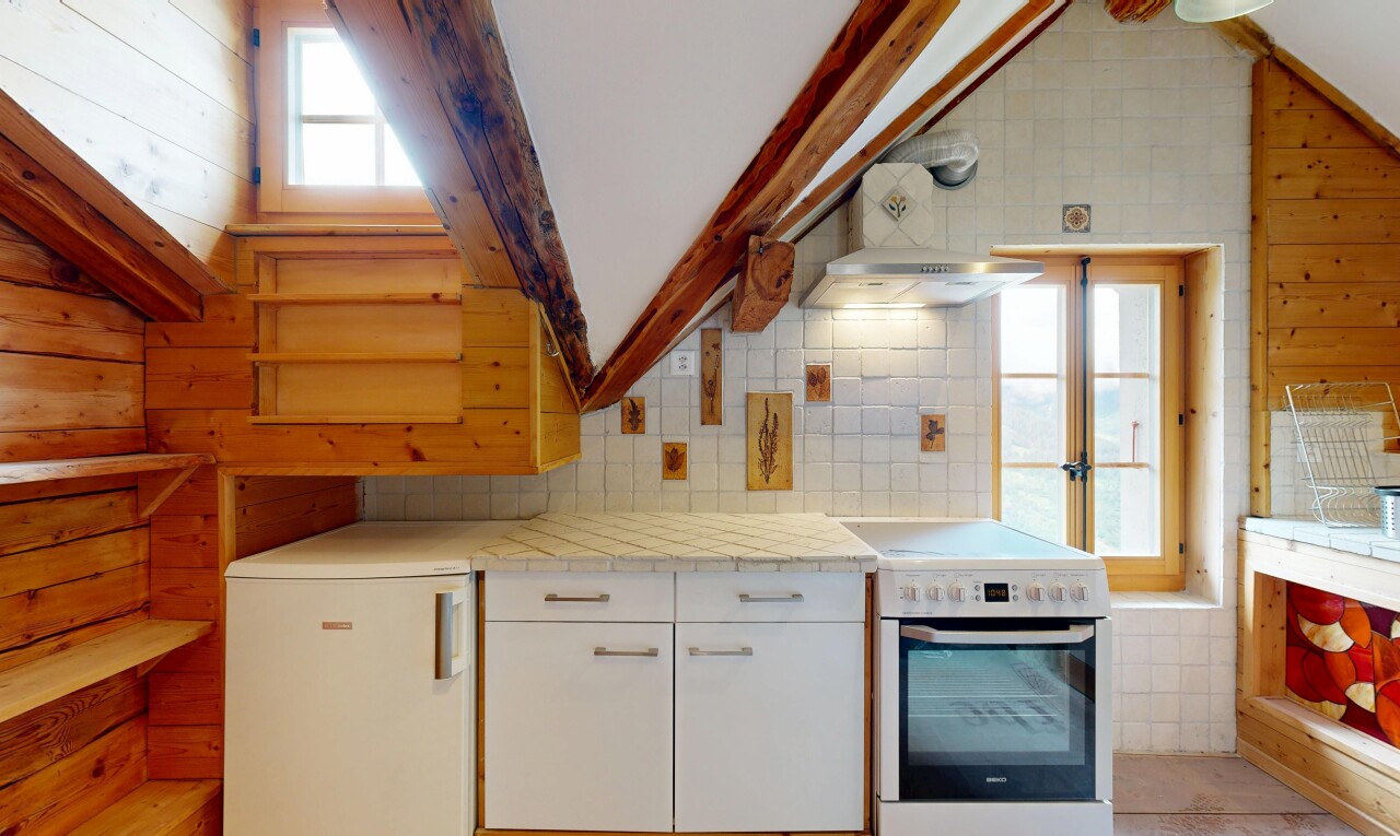 cuisine avec lumière naturelle, natural light, cuisinière, light floor, et light countertops