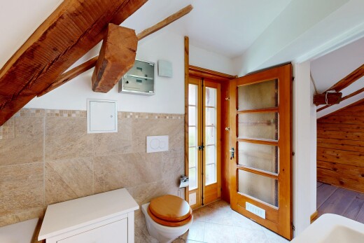 salle de bains avec inside property, tile wall, mur en carrelage, drywall, et cloison sèche