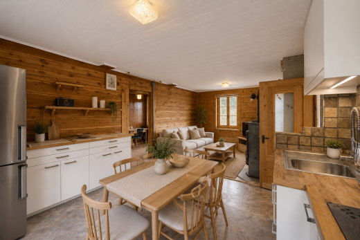 cuisine avec armoires blanches, white cabinets, réfrigérateur, plans de travail en bois de boucher, et butcher block countertops