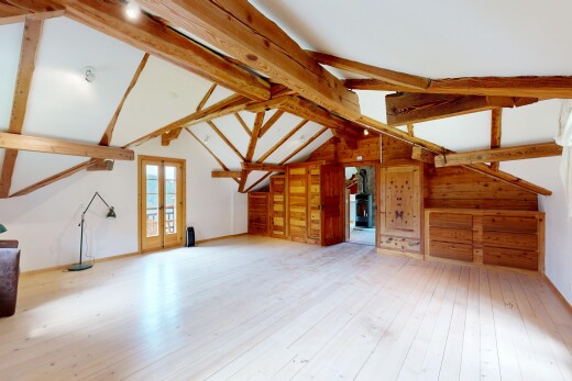 pièce vide avec sol en finition bois, wood finish floor, inside property, lumière naturelle, et natural light