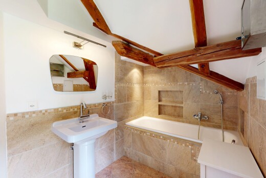 salle de bains avec mur en carrelage, tile wall, salle de bain complète, miroir, et inside property