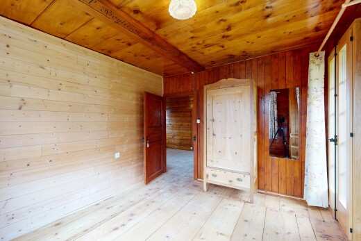 pièce vide avec hardwood floor, wood finish floor, sol en finition bois, wood wall, et mur en bois