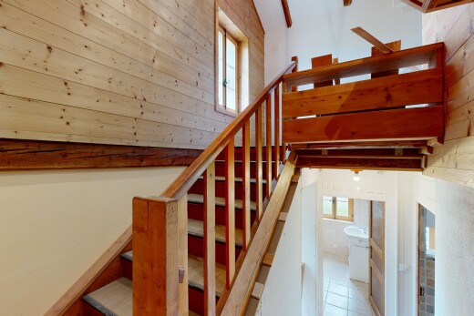escaliers avec lumière naturelle, natural light, escaliers, inside property, et mur en bois