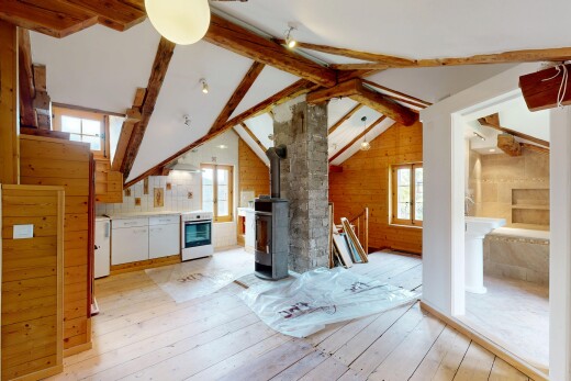 cuisine avec armoires blanches, white cabinets, sol en finition bois, wood finish floor, et hardwood floor