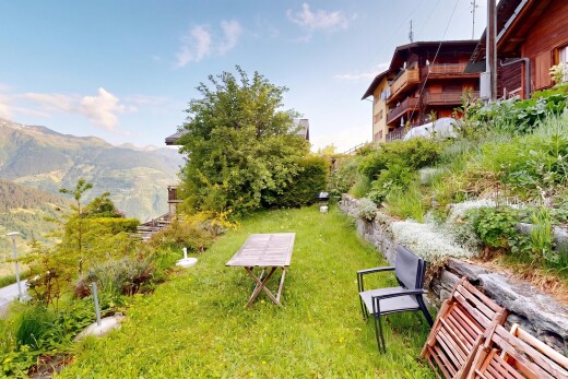 jardin avec vue sur la montagne, mountain view, day time, pelouse, et from property