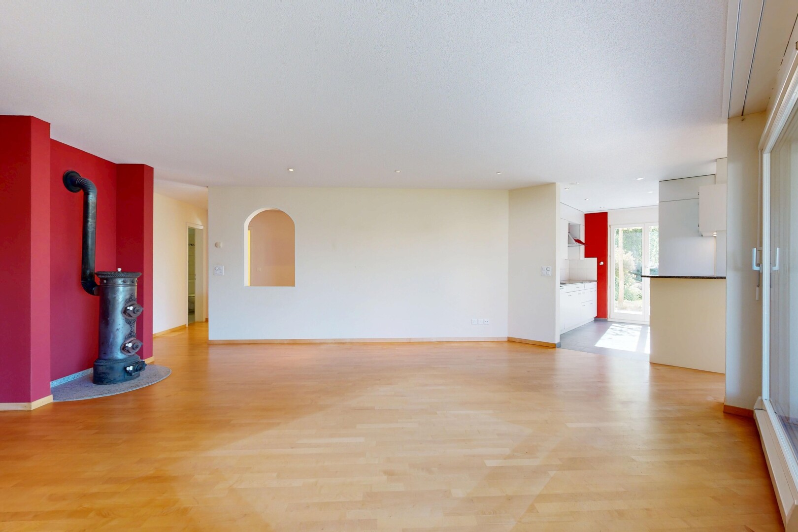 leerer raum mit wood finish floor, holzfußboden, inside property, drywall, und gipskartonwand