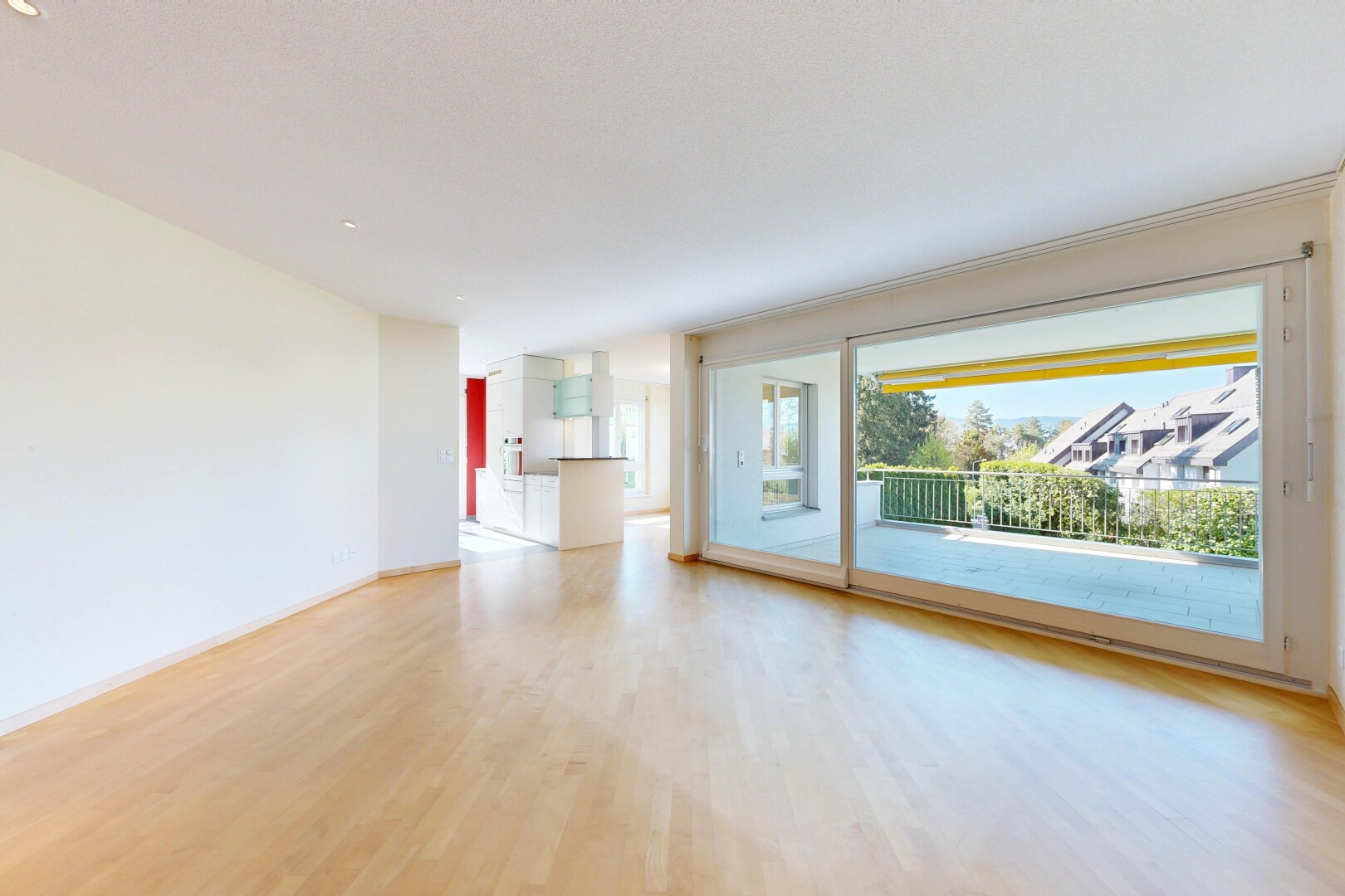 leerer raum mit wood finish floor, holzfußboden, inside property, natural light, und natürliches licht