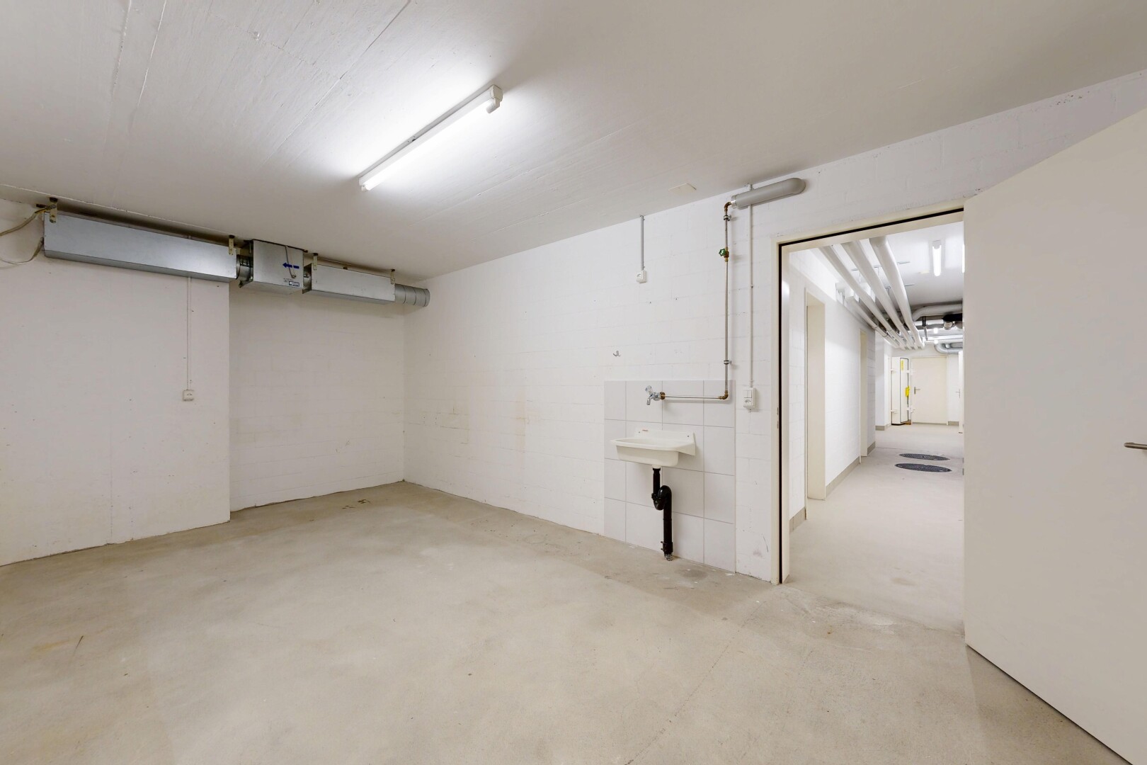 leerer raum mit concrete floor, betonboden, inside community, unfinished concrete floor, und drywall