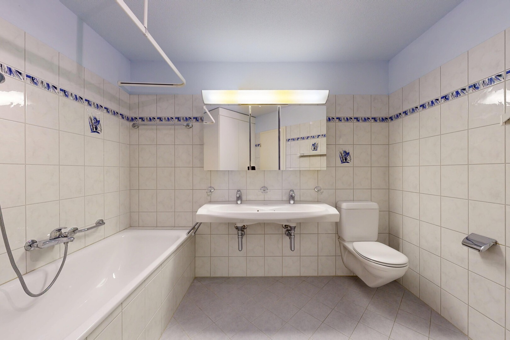 bad mit spiegel, inside property, toilette, komplettes badezimmer, und fliesenwand