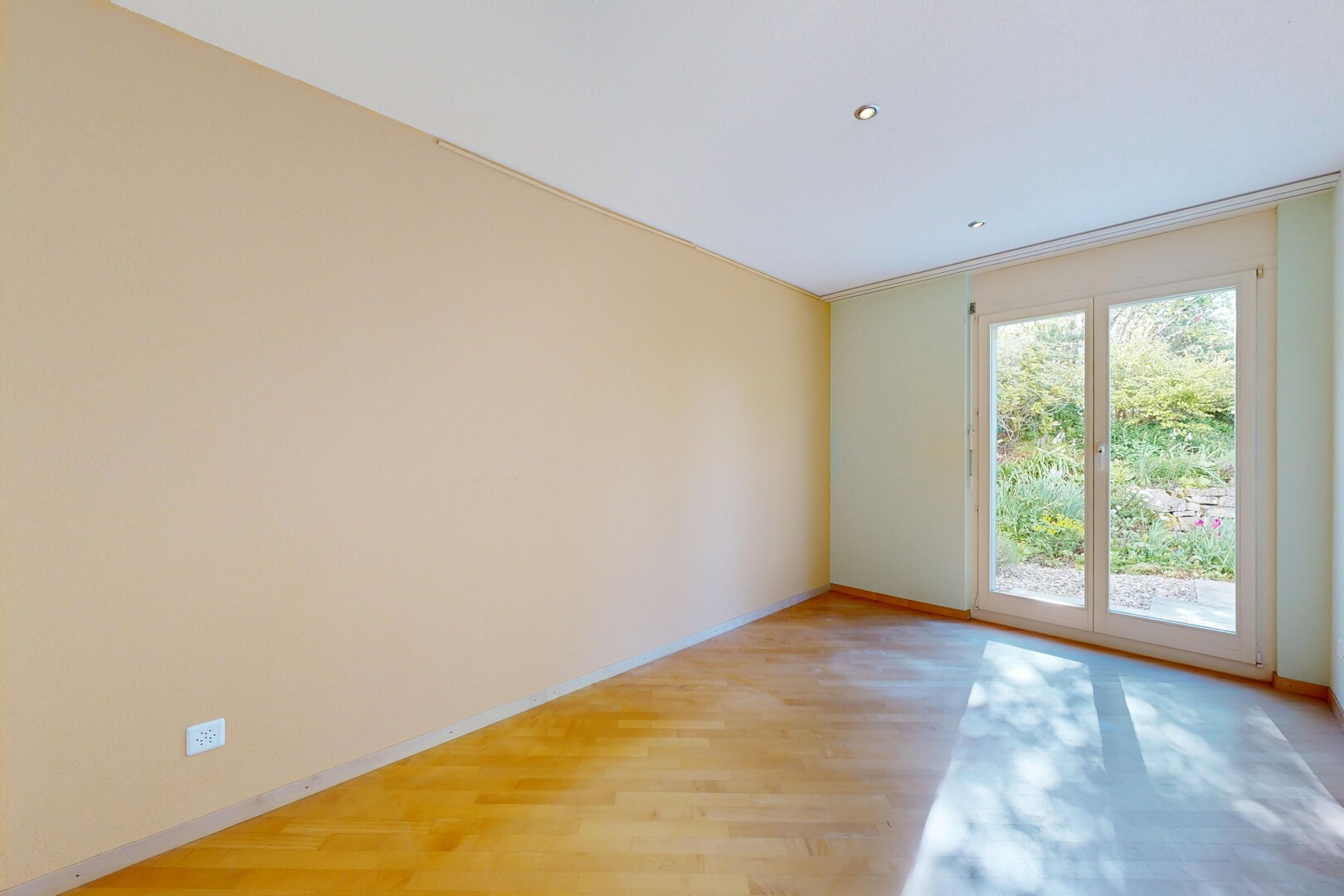 leerer raum mit holzfußboden, wood finish floor, gipskartonwand, drywall, und inside property