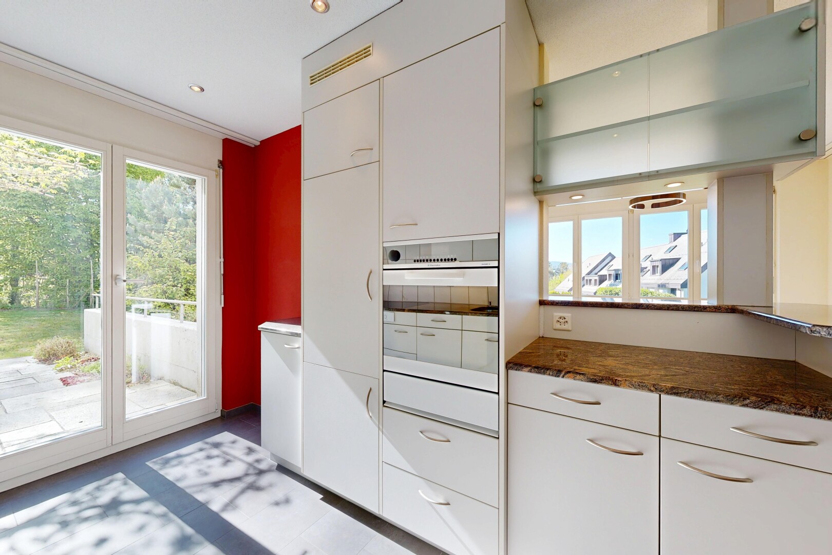 küche mit ofen, inside property, dark countertops, day time, und natural light