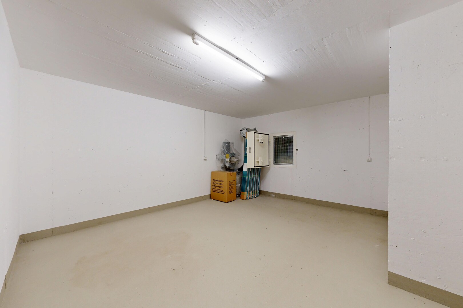 leerer raum mit betonboden, concrete floor, inside property, gipskartonwand, und drywall