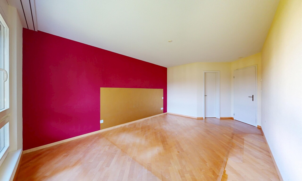 leerer raum mit drywall, gipskartonwand, inside property, wood finish floor, und holzfußboden