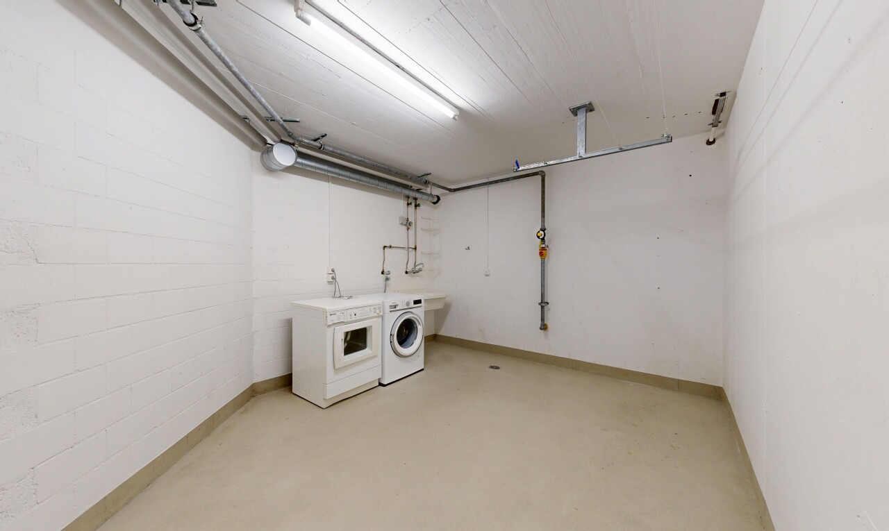 wäschekammer mit concrete floor, betonboden, inside property, light floor, und tumbler