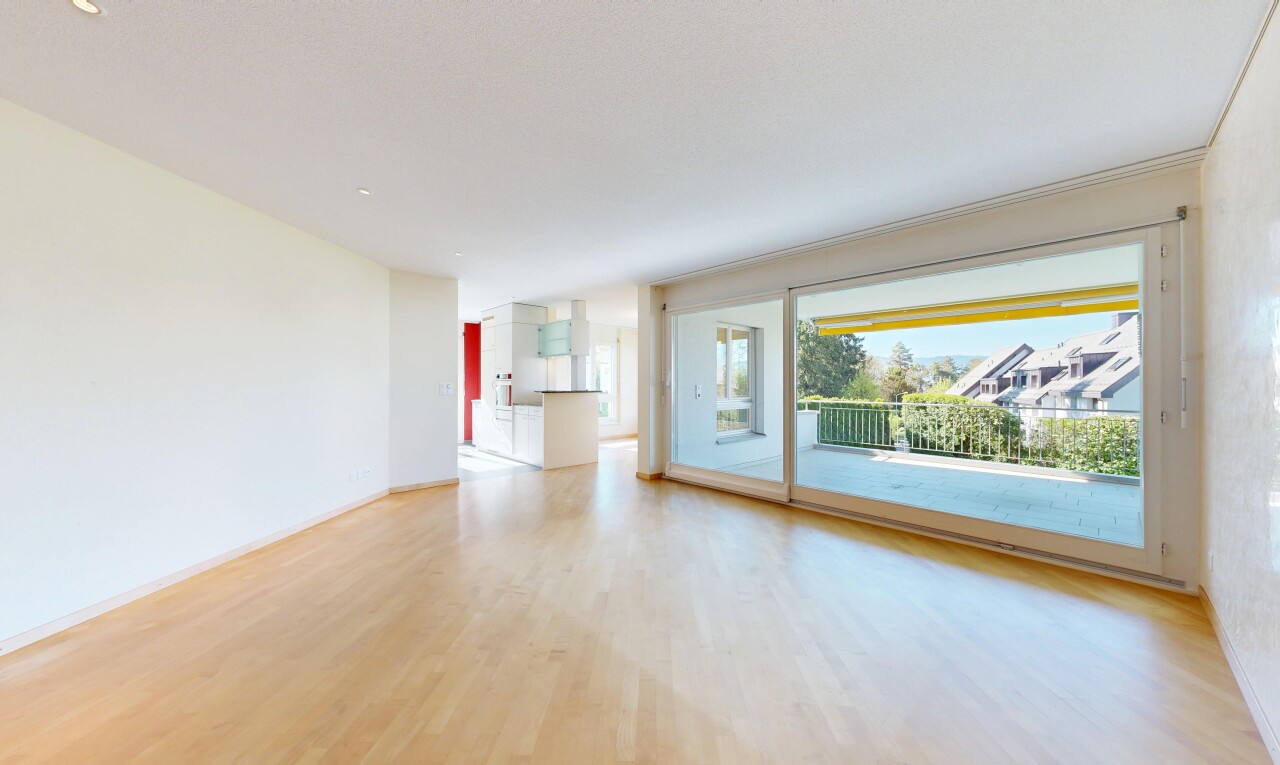 leerer raum mit wood finish floor, holzfußboden, inside property, natural light, und natürliches licht