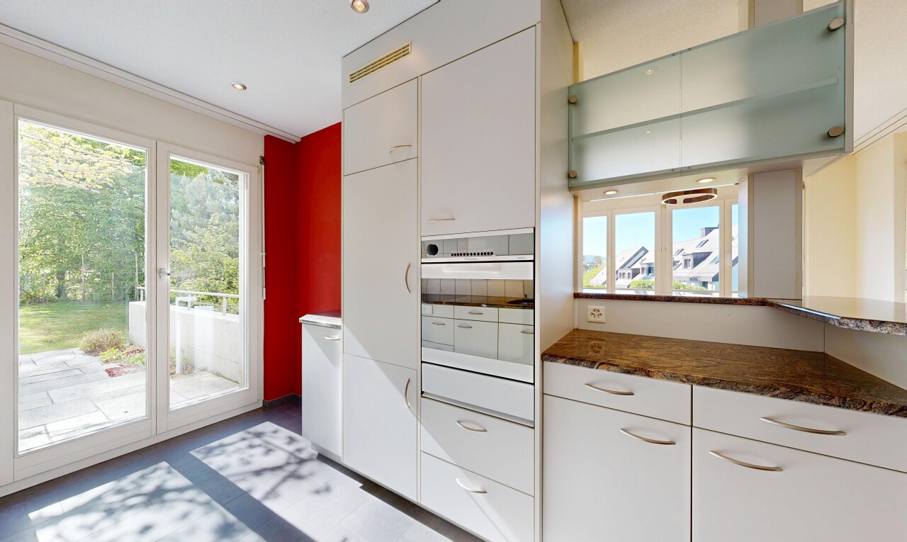 küche mit ofen, inside property, dark countertops, day time, und natural light